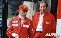 Niki Lauda junto a Ron Dennis poco antes de realizar la prueba al volante del McLaren MP4/1 en 1981.