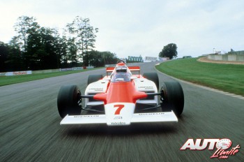 Niki Lauda al volante del McLaren MP4/1 en los entrenamientos privados realizados en el circuito de Donington Park a finales de 1981.
