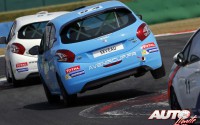 Sébastien Seveau al volante del Peugeot 208 Cup, durante la carrera disputada en el circuito de Magny-Cours (Francia), en una prueba puntuable para la Copa Peugeot 208 Racing Cup 2013.