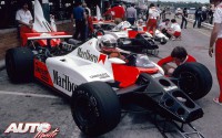 Niki Lauda en el "cockpit" del McLaren-Ford MP4/1B de la temporada 1982.