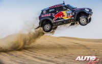 Nasser Al-Attiyah "volando" con el Mini ALL4 Racing en el desierto de la prueba UAE Dubai, puntuable para la Copa del Mundo de Rallyes Todo Terreno 2015.
