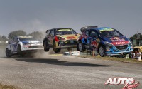 Timmy Hansen (Peugeot 208 RX), Peter Solberg (Citroën DS3 RX) y Toomas Heikkinen (Volkswagen Polo RX) volando en un salto del circuito de Franciacorta (Italia), durante la prueba puntuable para el Campeonato del Mundo de Rallycross 2014.