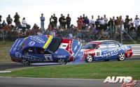 Will Hoy y Julian Bailey se tocaron con sus Toyota Carina 2.0 Clase 2 FIA durante la prueba disputada en el circuito de Silverstone (Inglaterra), puntuable para el Campeonato Británico de Turismos "BTCC" de 1993.