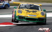 Sean Johnston al volante del Porsche 911 GT3 Cup, durante la prueba de la Porsche Supercup 2014 disputada en el circuito de Montmeló (España).