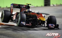 Jaime Alguersuari al volante del Toro Rosso-Ferrari STR5, durante el GP de Singapur de Fórmula 1 2010, disputado en el circuito urbano de Marina Bay.