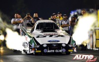 John Force al volante de su Ford Mustang de la categoría "Funny Cars", en una prueba del Campeonato Americano de dragsters "NHRA" 2013 ("National Hot Rod Association"), disputada en la pista "Route 66 Raceway" de Joliet (Illinois - EEUU).