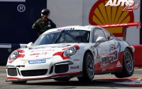 Kuba Giermaziak al volante del Porsche 911 GT3 Cup, durante la prueba disputada en el circuito urbano de Mónaco, puntuable para la Porsche Supercup 2015.