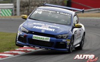 Johnny Herbert al volante del Volkswagen Scirocco R Copa, durante la prueba disputada en el circuito de Brands Hatch, puntuable para la Copa Volkswagen Scirocco R 2011.