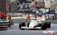 Ayrton Senna al volante del Toleman-Hart TG184, durante la sesión de entrenamientos clasificatorios del GP de Mónaco de 1984.