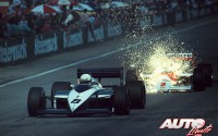 En un tiempo en el que los Fórmula 1 con motores turbo "volaban" a ras de suelo, Andrea de Cesaris (Brabham-BMW BT56) cubría de fuego y chispas el McLaren-TAG/Porsche MP4/3 pilotado por Stefan Johansson durante el Gran Premio de Austria de 1987, disputado en el circuito Österreichring.