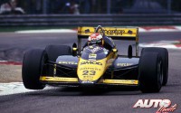 Adrián Campos, al volante del Minardi-Motori Moderni M187, durante el Gran Premio de Italia de 1987, disputado en el circuito de Monza.
