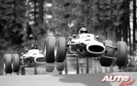 Jackie Stewart y Graham Hill, al volante ambos del BRM P261 V8, durante el Gran Premio de Alemania de 1966, disputado en el circuito de Nürburgring-Nordschleife.