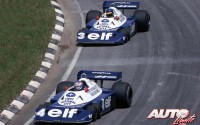 Patrick Depailler y Ronnie Peterson, al volante del Tyrrell-Ford Cosworth P34, durante el Gran Premio de Brasil de 1977, disputado en el circuito de Interlagos.