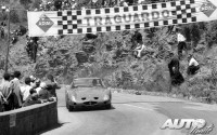 Ernesto Prinoth al volante del Ferrari 250 GTO Berlinetta, disputando la Subida Coppa della Consuma de la temporada 1964.