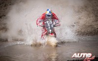 Iván Cervantes, a los mandos de su KTM 450 Rally, durante la etapa prólogo del Rally Dakar 2016, disputada en Arrecifes (Argentina).