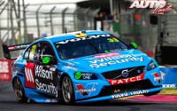 Scott McLaughlin, al volante del Volvo S60 V8 Supercar, durante la prueba disputada en el circuito urbano de Adelaida, puntuable para el Campeonato Australiano de Turismos "V8 Supercars 2015".