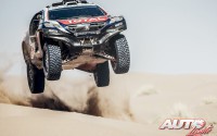 Stéphane Peterhansel, al volante del Peugeot 2008 DKR, durante unas pruebas de puesta a punto realizadas en Erfoud (Marruecos), para preparar el Rally Dakar 2016.