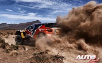 Stéphane Peterhansel, al volante del Peugeot 2008 DKR16, durante la etapa 6 del Rally Dakar 2016, disputada en Uyuni.