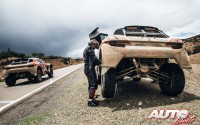 Carlos Sainz cambiando una rueda de su Peugeot 2008 DKR16, durante la etapa 7 del Rally Dakar 2016, disputada entre Uyuni y Salta.