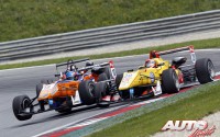 Sean Gelael (Dallara-Volkswagen F312 nº 20) y Tatiana Calderón (Dallara-Mercedes F312 nº 18) durante la carrera disputada en el circuito Red Bull Ring de Austria, puntuable para el Campeonato Europeo de Fórmula 3 FIA 2014.