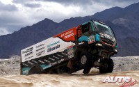 Ton Van Genugten, al volante del Iveco Trakker, durante la etapa 10 del Rally Dakar 2016, disputada entre Belén y La Rioja.