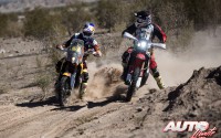Toby Price (KTM) adelantando a Kevin Benavides (Honda) durante la etapa 11 del Rally Dakar 2016, disputada entre La Rioja y San Juan.