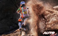 Laia Sanz, a los mandos de su KTM 450 Rally Réplica, durante la etapa 11 del Rally Dakar 2016, disputada entre La Rioja y San Juan.