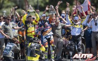 Podio de vencedores en la categoría de motocicletas del Rally Dakar 2016. Toby Price (KTM) en el centro, Stefan Svitko (KTM) a la izquierda y Pablo Quintanilla (Husqvarna) a la derecha sobre el podio de Rosario (Argentina).