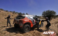 Stéphane Peterhansel y Jean Paul Cottret (Peugeot 2008 DKR16) quedaron atascados en la arena de la etapa 9 del Rally Dakar 2016, disputada en un bucle realizado entre Belén y Belén. Ayudados por sus compañeros de equipo, Cyril Despres y David Castera, consiguieron volver a la carrera para mantener el liderato.