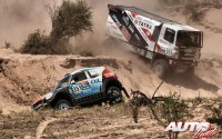 Cristóbal Nazareno (Mini) y Jaroslav Valtr (Trata) durante la etapa 9 del Rally Dakar 2016, disputada en un bucle trazado entre Belén y Belén.