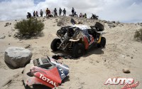 Carlos Sainz y Lucas Cruz tuvieron que abandonar en la etapa 10 del Rally Dakar 2016, disputada entre Belén y La Rioja. La carcasa del cambio de su Peugeot 2008 DKR16 sufrió una avería irreparable que les dejó fuera de competición.