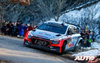 Thierry Neuville, al volante del Hyundai i20 WRC, durante el Rallye de Montecarlo 2016, puntuable para el Campeonato del Mundo de Rallyes WRC.