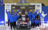 Sébastien Ogier, Julien Ingrassia y parte del equipo Volkswagen Motorsport en el podio del Rally de Suecia 2016.