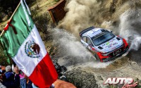 Thierry Neuville, al volante del Hyundai i20 WRC, durante el Rallye de México 2016, puntuable para el Campeonato del Mundo de Rallyes WRC.