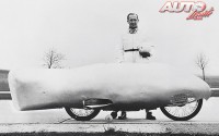 El piloto oficial de BMW, Ernst Henne, alcanzó una velocidad de 279,503 km/h a los mandos de una moto BMW con carenado completo y un motor turboalimentado (1937).