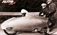 El piloto oficial de BMW, Ernst Henne, alcanzó una velocidad de 279,503 km/h a los mandos de una moto BMW con carenado completo y un motor turboalimentado (1937).