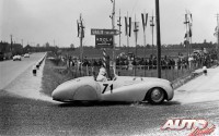 BMW 328 Mille Miglia Roadster en el Mille Miglia Grand Prix de 1940.