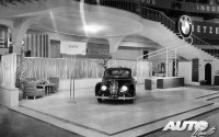 Presentación del BMW 501 en el Salón del Automóvil de Frankfurt de 1951.