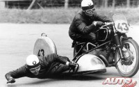 Wilhelm Noll y Fritz Cron compitiendo sobre una BMW Sidecar (1953).