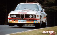 El BMW 3.0 CSL vuela sobre el circuito de Nürburgring (1973).