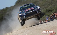 Sébastien Ogier al volante del Volkswagen Polo R WRC, durante el Rally de Argentina 2016, puntuable para el Campeonato del Mundo de Rallyes WRC 2016.