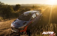 Hayden Paddon al volante del Hyundai i20 WRC, vencedor del Rally de Argentina 2016, puntuable para el Campeonato del Mundo de Rallyes WRC 2016.