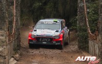 Hayden Paddon al volante del Hyundai i20 WRC, vencedor del Rally de Argentina 2016, puntuable para el Campeonato del Mundo de Rallyes WRC 2016.