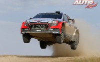 Thierry Neuville al volante del Hyundai i20 WRC, vencedor del Rally de Italia/Cerdeña 2016, puntuable para el Campeonato del Mundo de Rallyes WRC 2016.