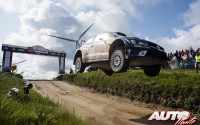 Sébastien Ogier al volante del Volkswagen Polo R WRC, durante el Rally de Portugal 2016, puntuable para el Campeonato del Mundo de Rallyes WRC 2016.