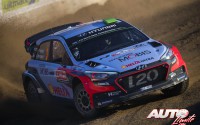 Hayden Paddon, al volante del Hyundai i20 WRC, disputando uno de los tramos del Rally de Portugal 2016, puntuable para el Campeonato del Mundo de Rallyes WRC 2016.