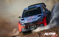 Kevin Abbring al volante del Hyundai i20 WRC, durante el Rally de Italia/Cerdeña 2016, puntuable para el Campeonato del Mundo de Rallyes WRC 2016.