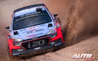 Thierry Neuville al volante del Hyundai i20 WRC, vencedor del Rally de Italia/Cerdeña 2016, puntuable para el Campeonato del Mundo de Rallyes WRC 2016.