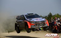 Kevin Abbring al volante del Hyundai i20 WRC, durante el Rally de Italia/Cerdeña 2016, puntuable para el Campeonato del Mundo de Rallyes WRC 2016.