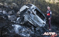 John Kennard, copiloto de Hayden Paddon, junto al Hyundai i20 WRC calcinado tras su salida de pista durante la segunda etapa del Rally de Portugal 2016, puntuable para el Campeonato del Mundo de Rallyes WRC 2016.